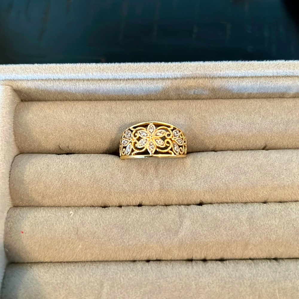Elegant gold ring
